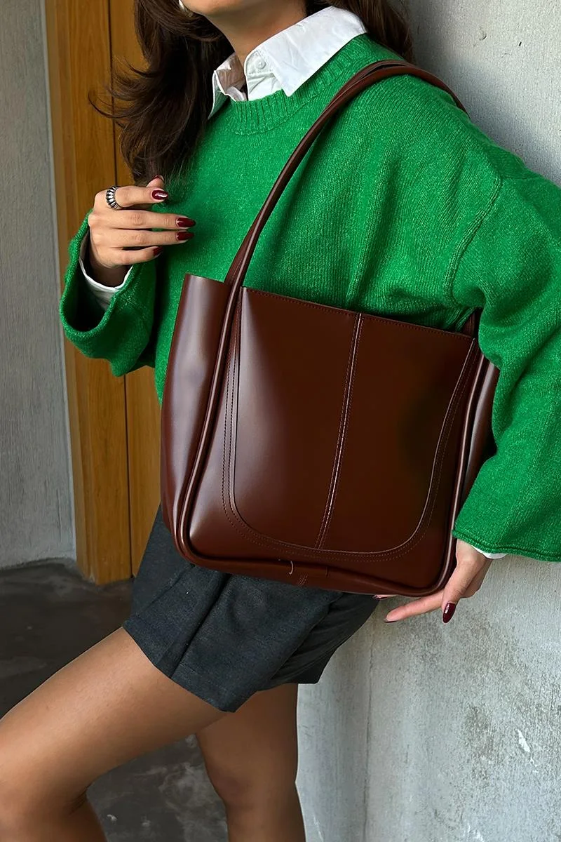 faux leather shoulder bag in hazelnut
