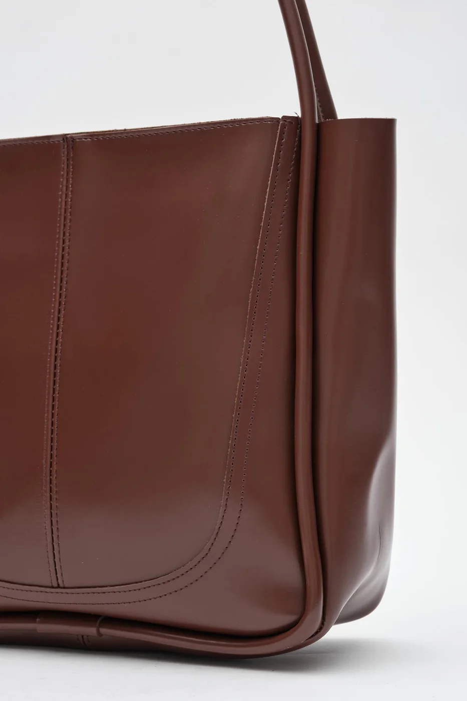 faux leather shoulder bag in hazelnut