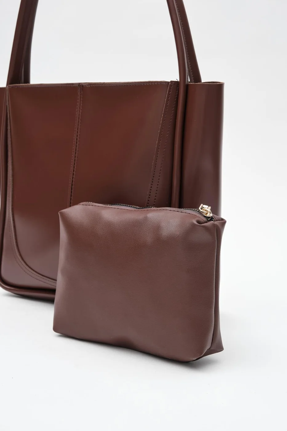 faux leather shoulder bag in hazelnut