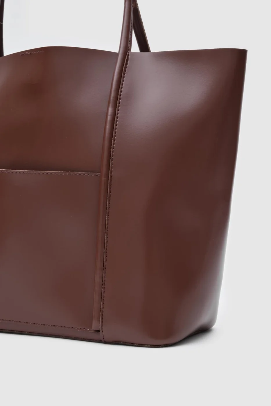 faux leather shoulder bag in hazelnut