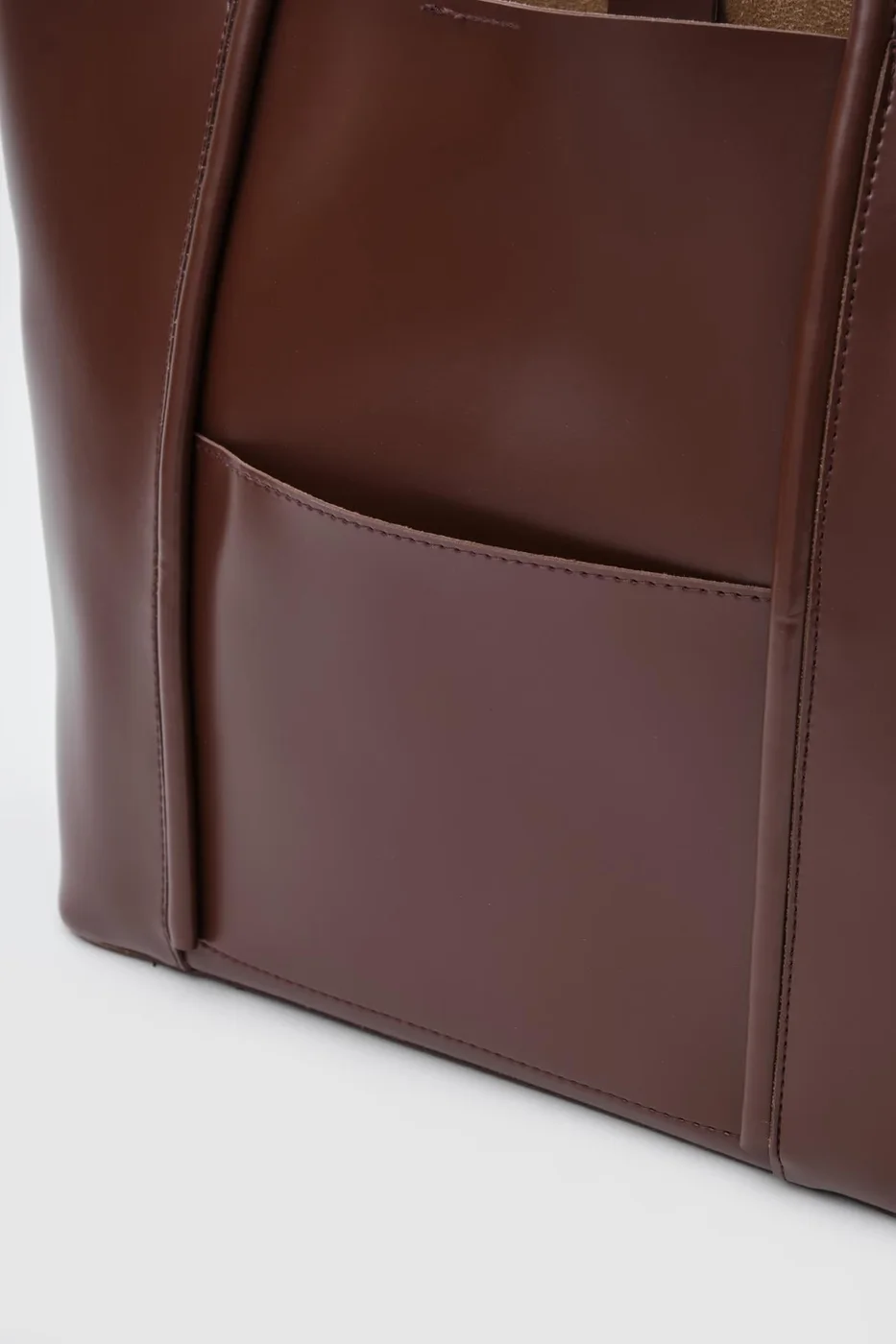 faux leather shoulder bag in hazelnut