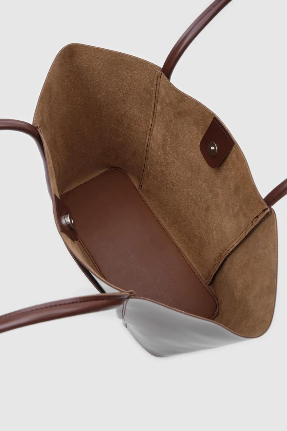 faux leather shoulder bag in hazelnut