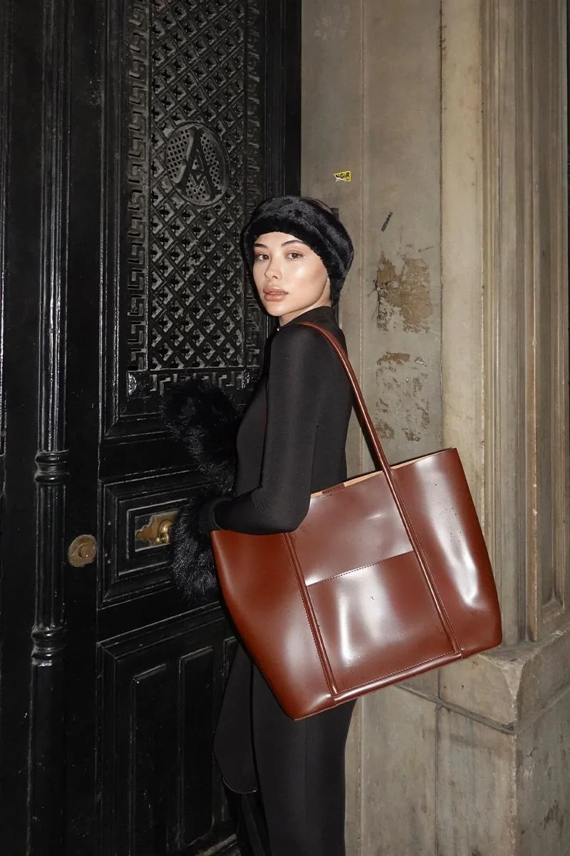 faux leather shoulder bag in hazelnut