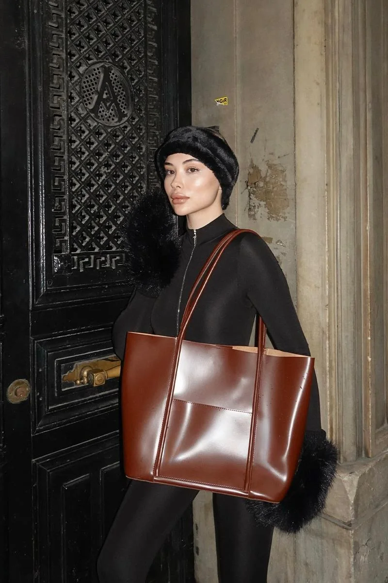 faux leather shoulder bag in hazelnut