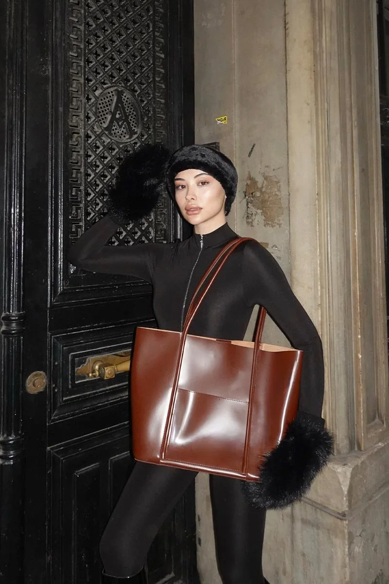 faux leather shoulder bag in hazelnut