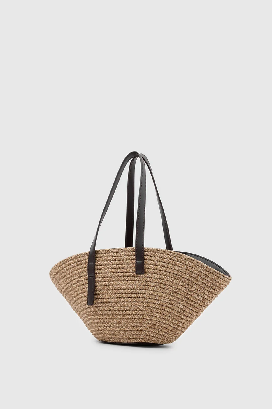 Woven shoulder bag for stylish everyday use
