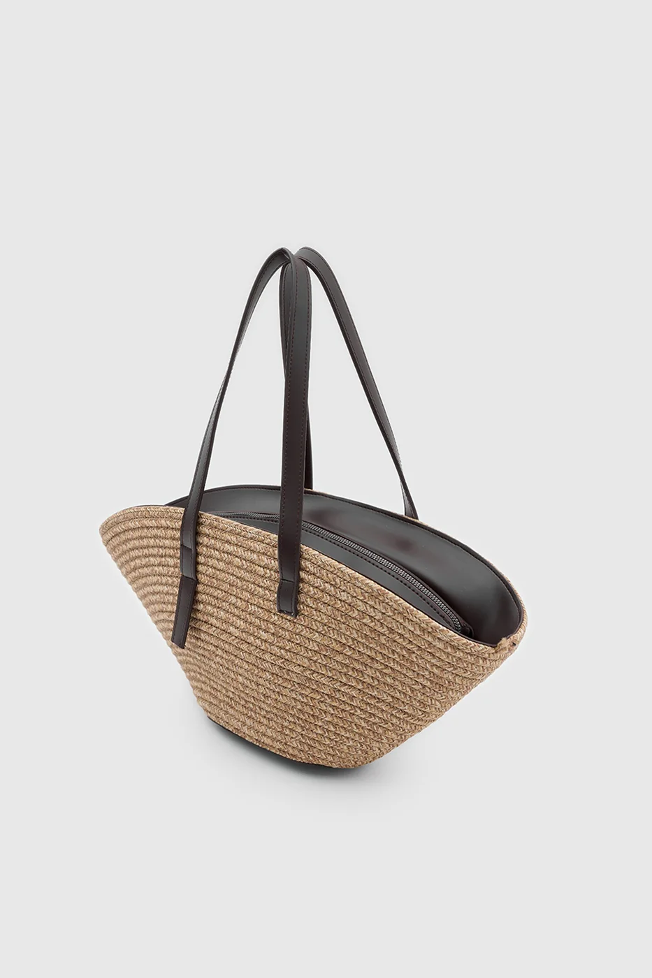 Woven shoulder bag for stylish everyday use