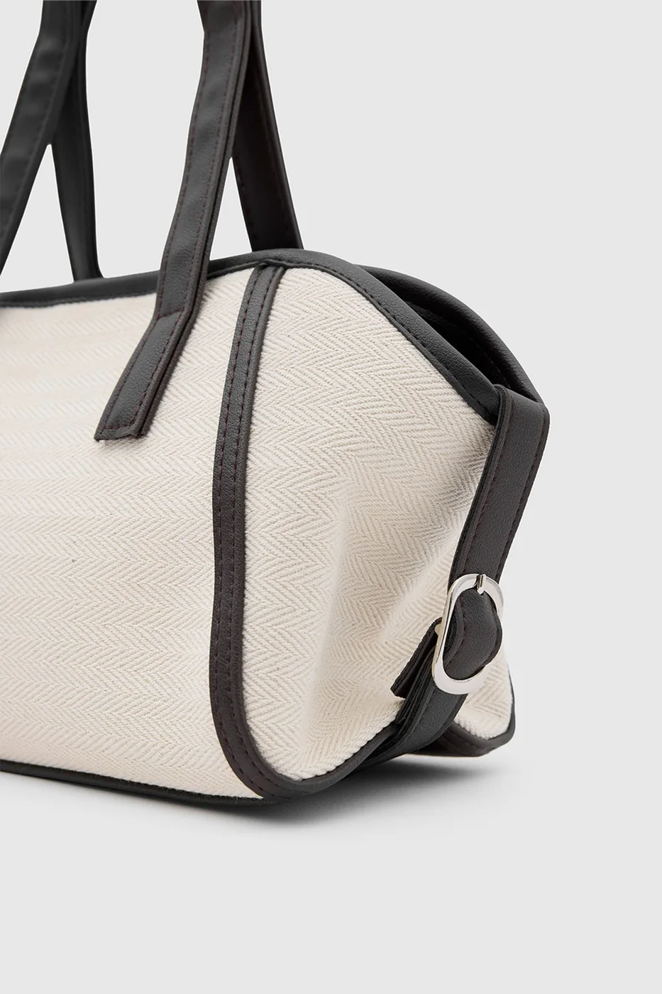 Canvas shoulder bag for everyday use in dark brown