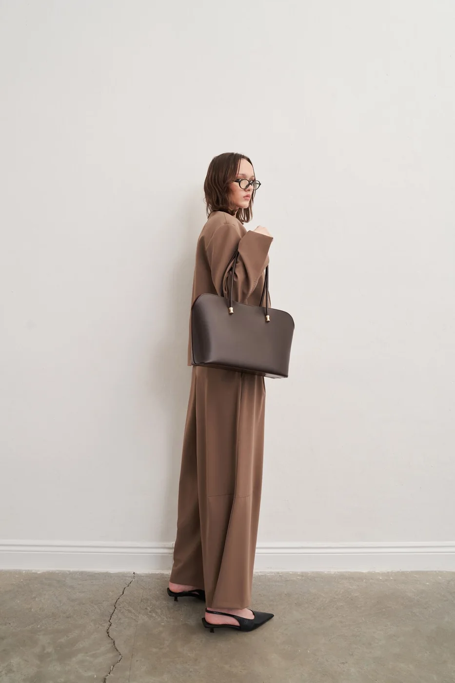 faux leather shoulder bag with makeup pouch in brown
