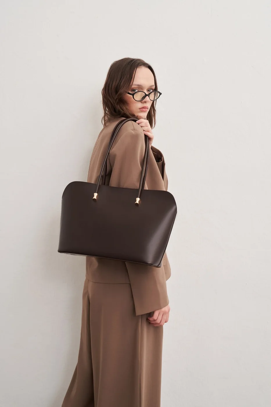 faux leather shoulder bag with makeup pouch in brown