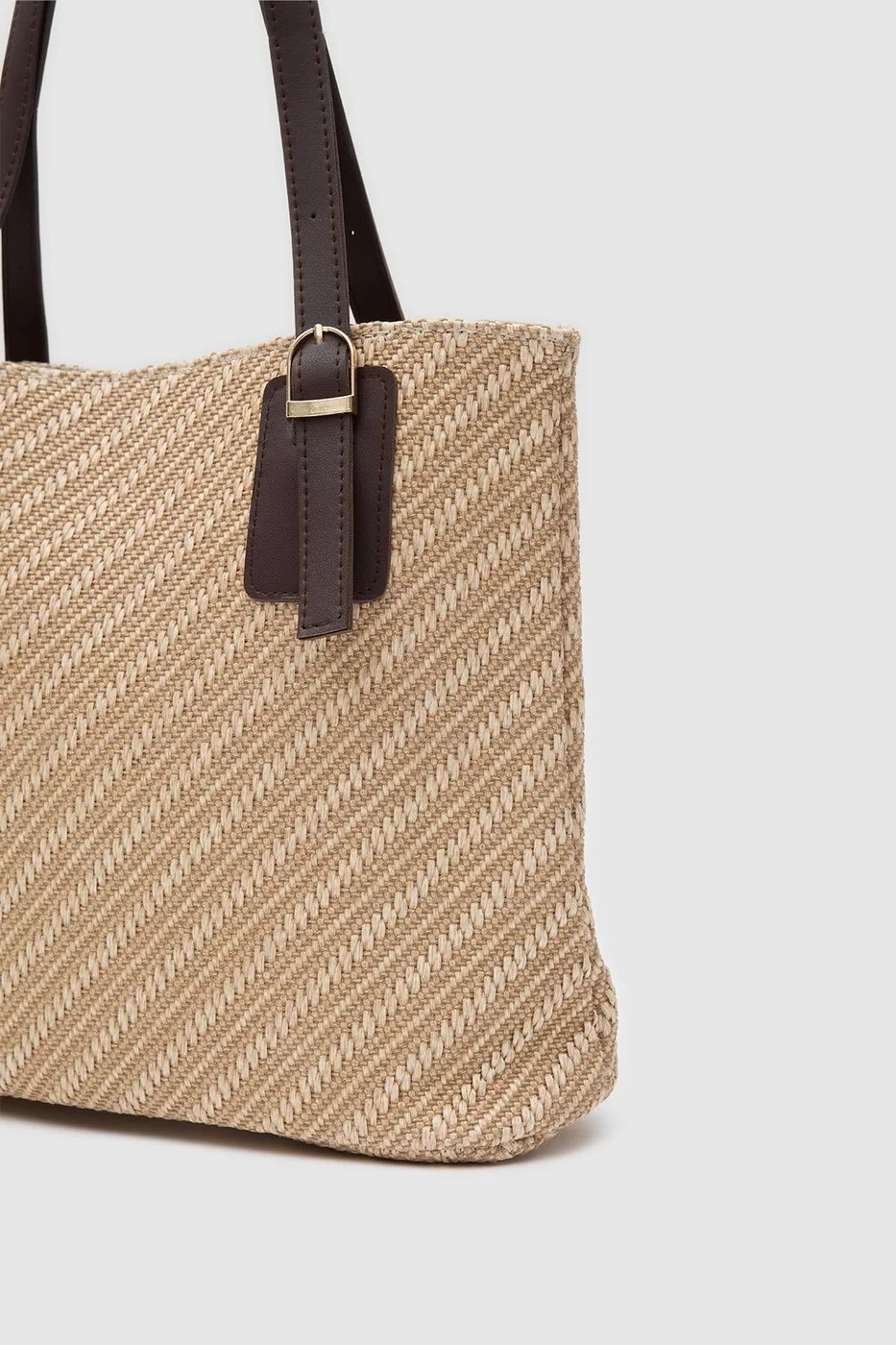 woven shoulder bag in brown
