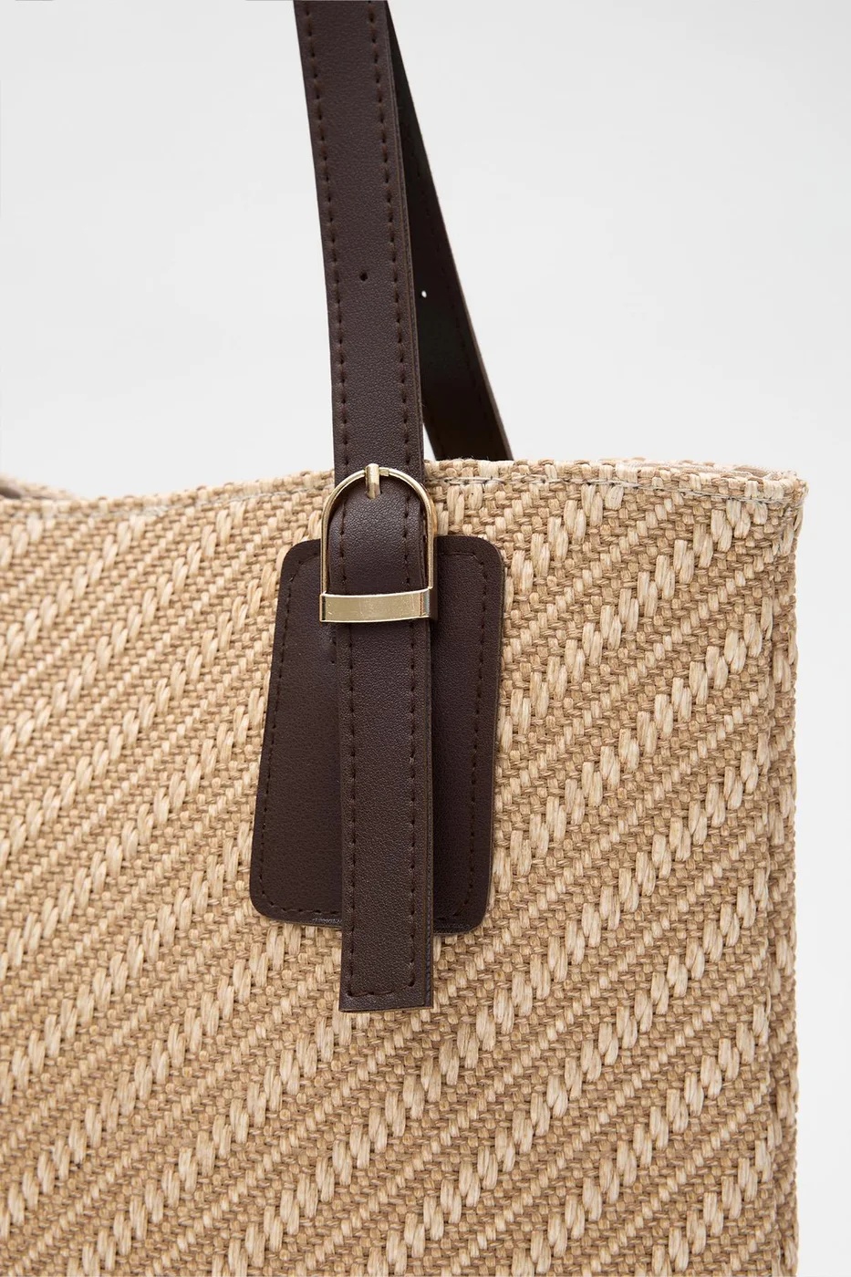 woven shoulder bag in brown