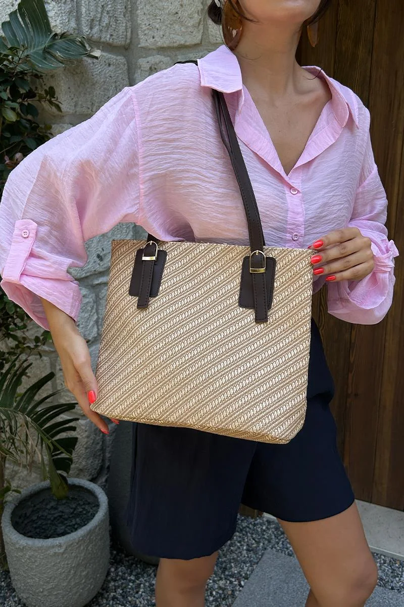 woven shoulder bag in brown
