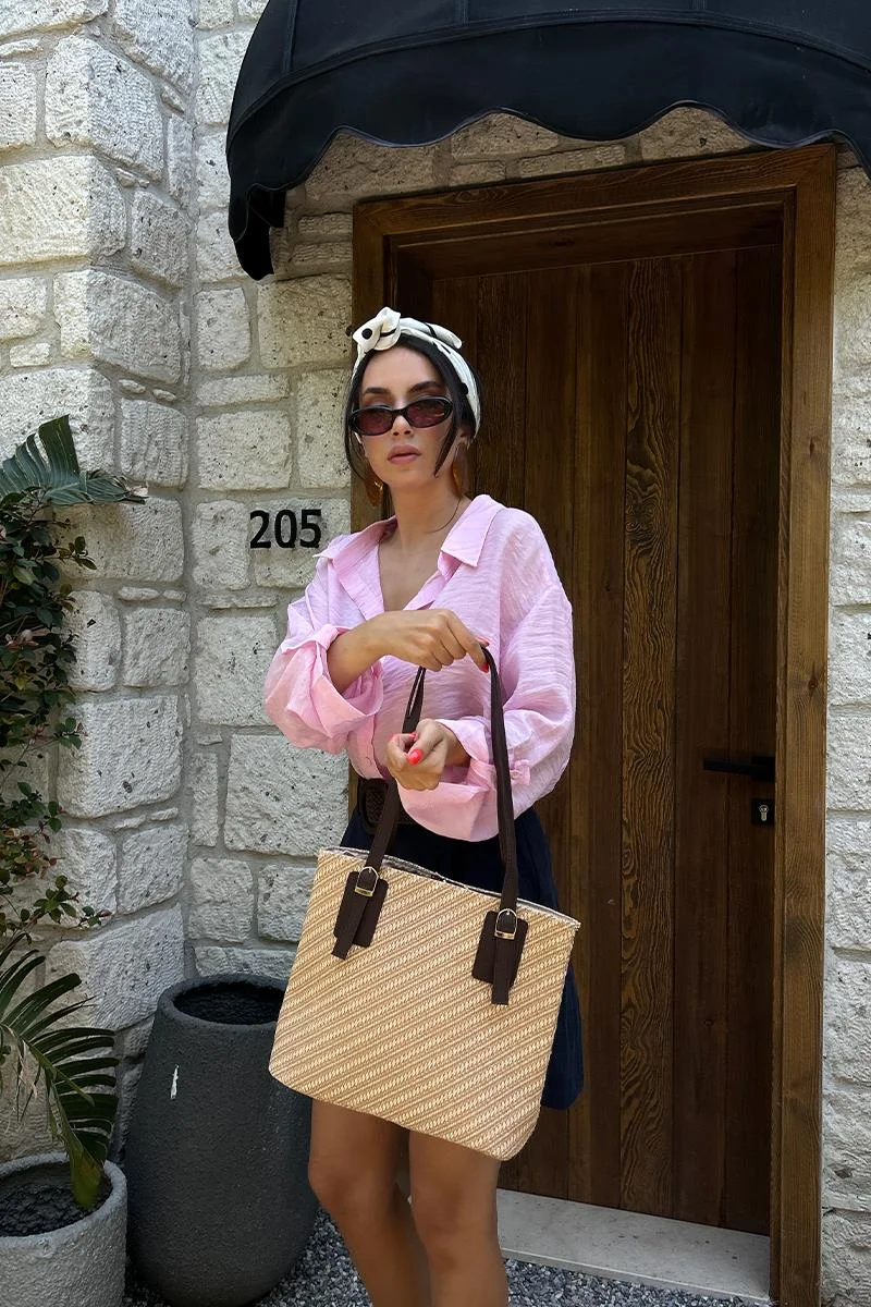 woven shoulder bag in brown