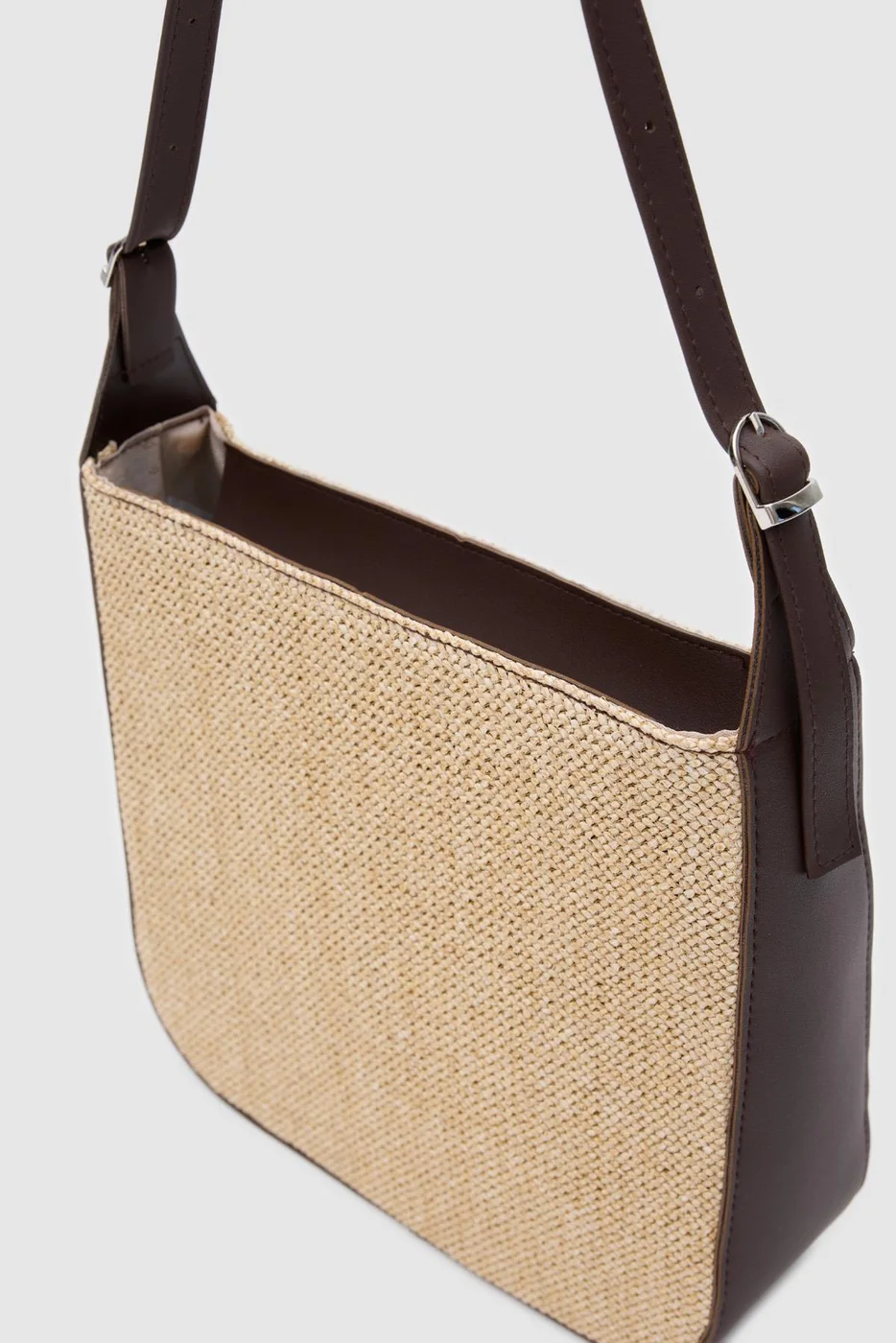 Woven shoulder bag for everyday use Woven shoulder bag for everyday use in brown