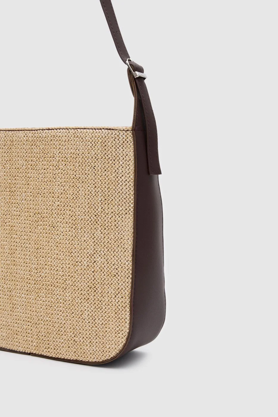 Woven shoulder bag for everyday use Woven shoulder bag for everyday use in brown