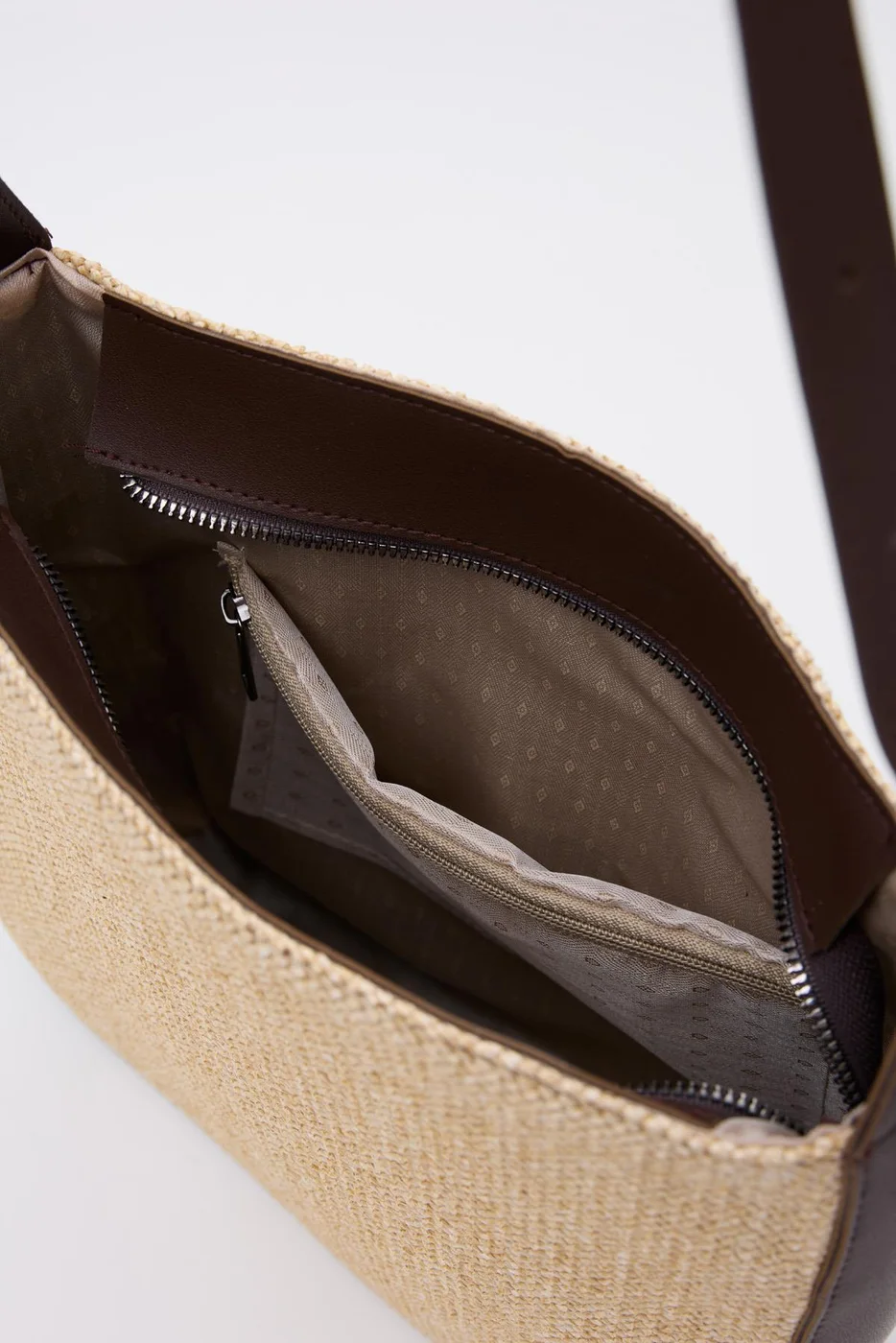 Woven shoulder bag for everyday use Woven shoulder bag for everyday use in brown