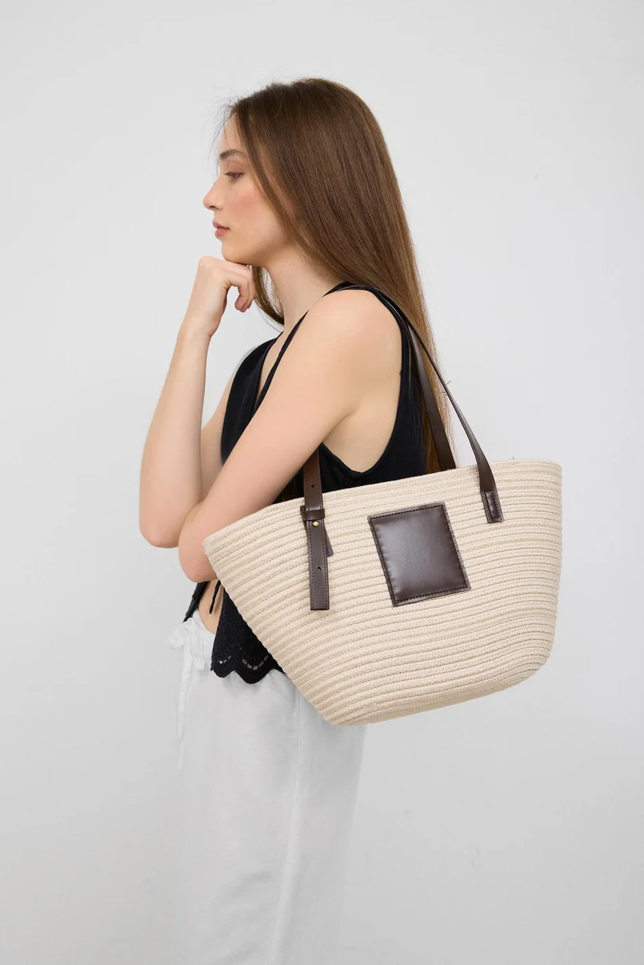 Straw shoulder bag for summer outings in cream