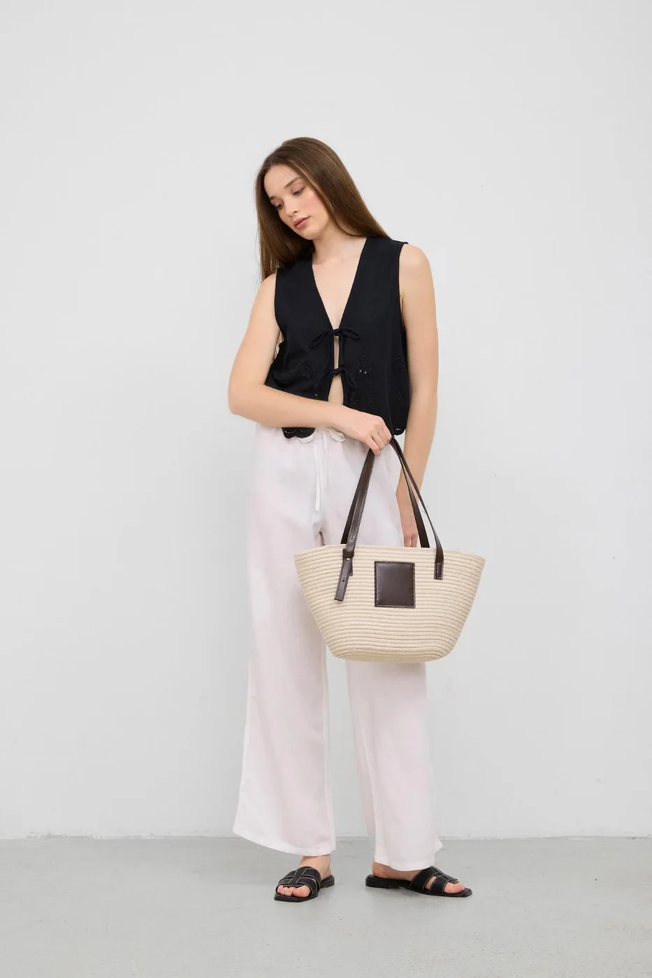 Straw shoulder bag for summer outings in cream