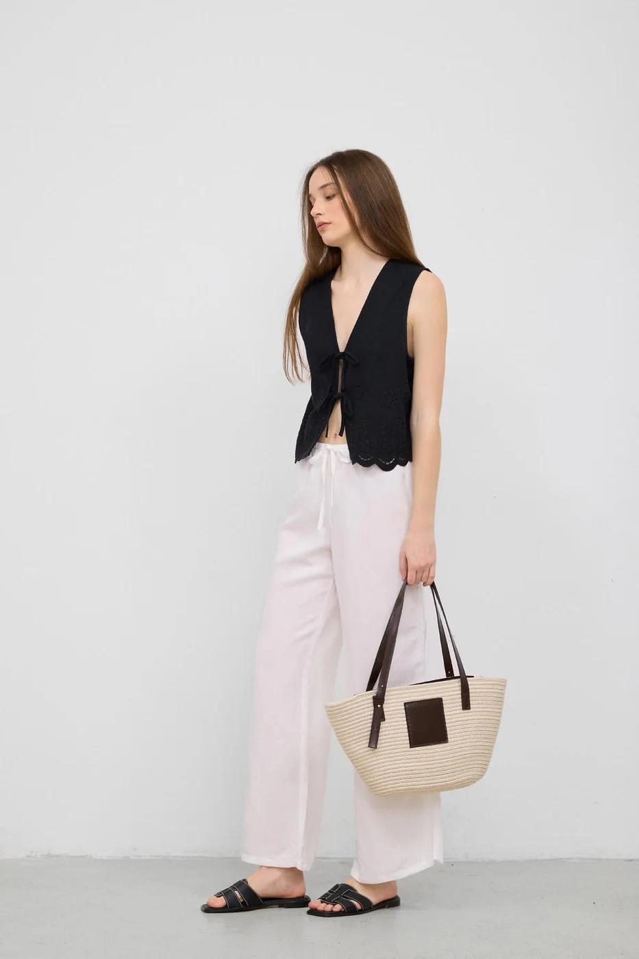 Straw shoulder bag for summer outings in cream