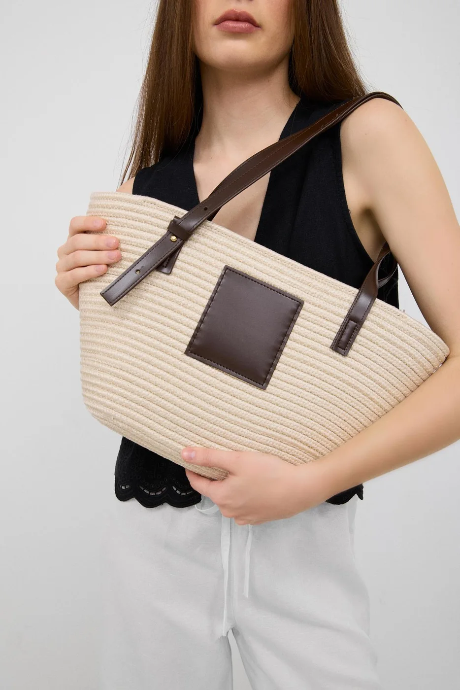 Straw shoulder bag for summer outings in cream