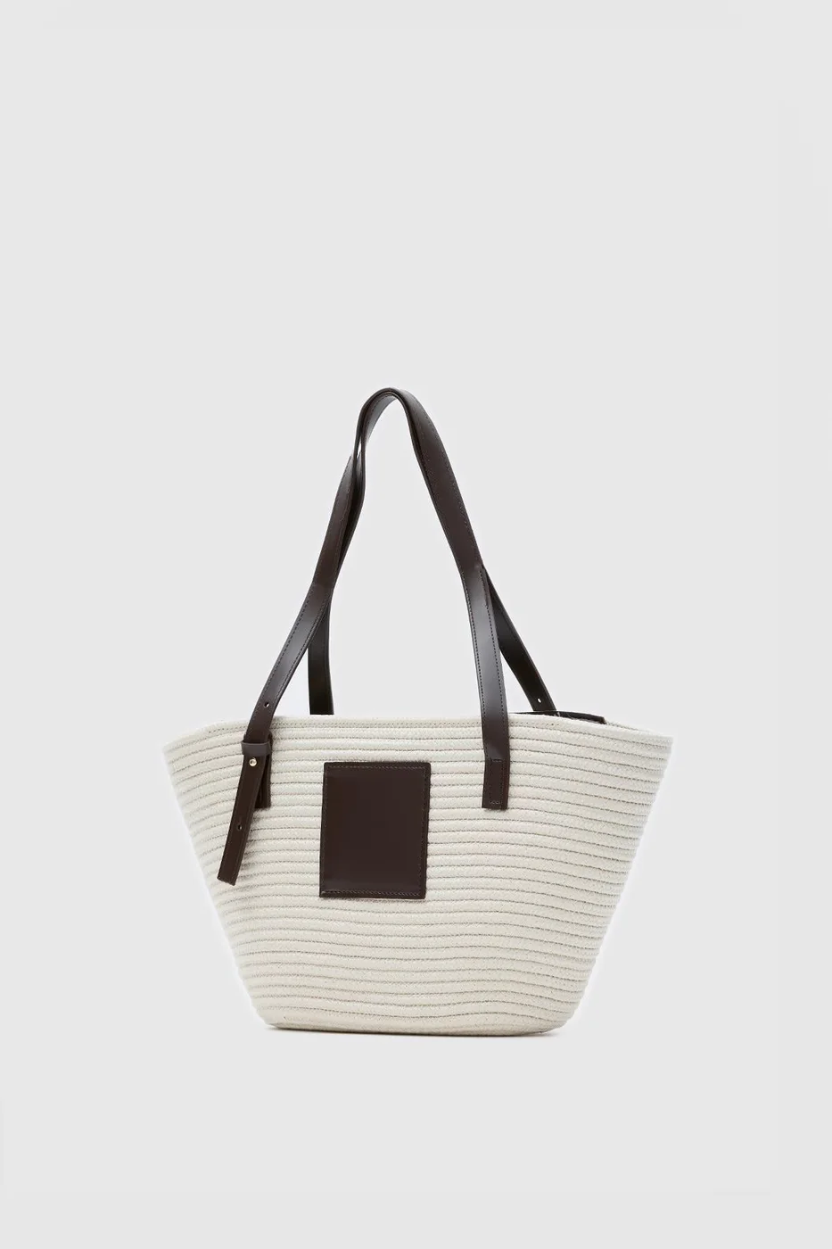 Straw shoulder bag for summer outings in cream