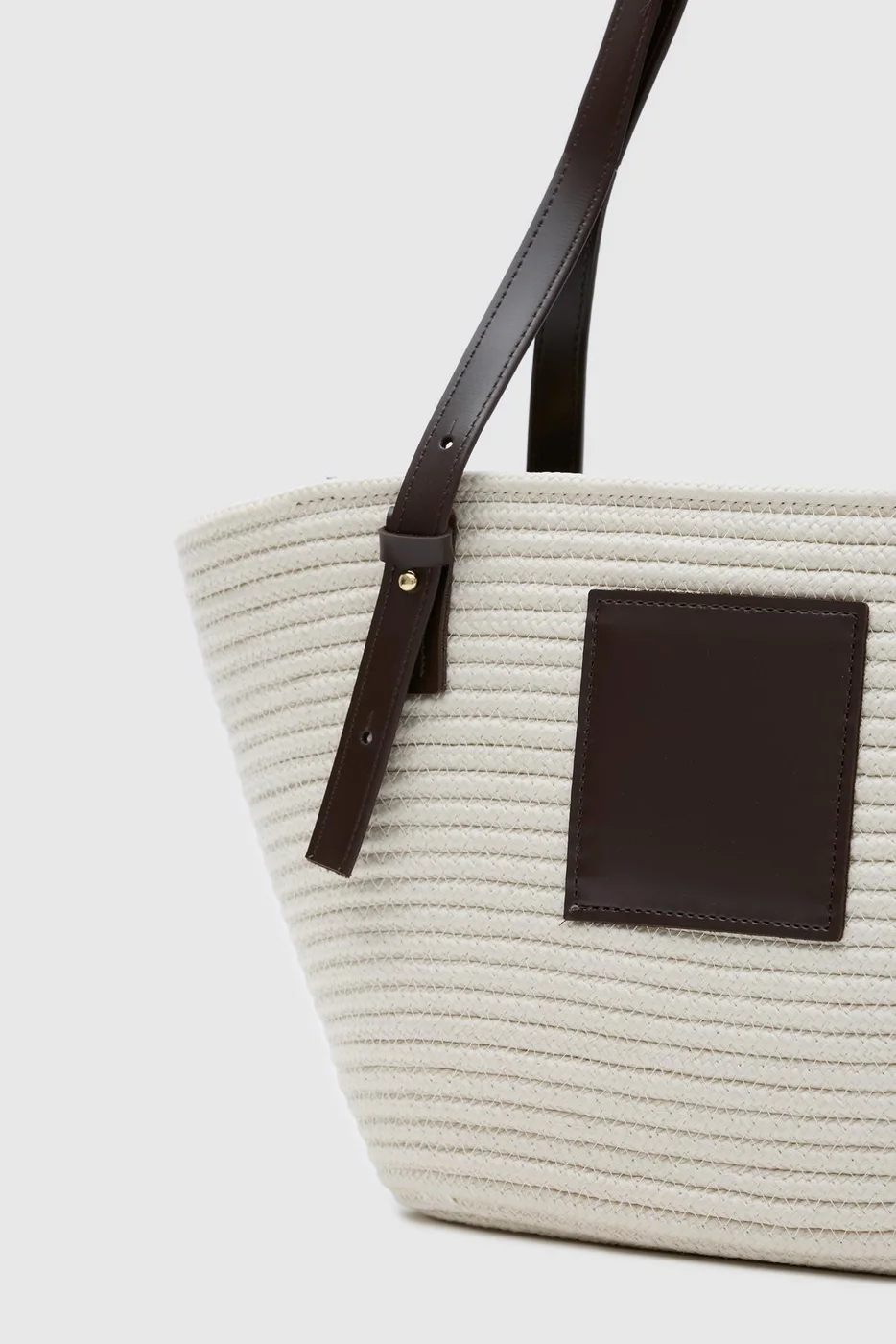Straw shoulder bag for summer outings in cream