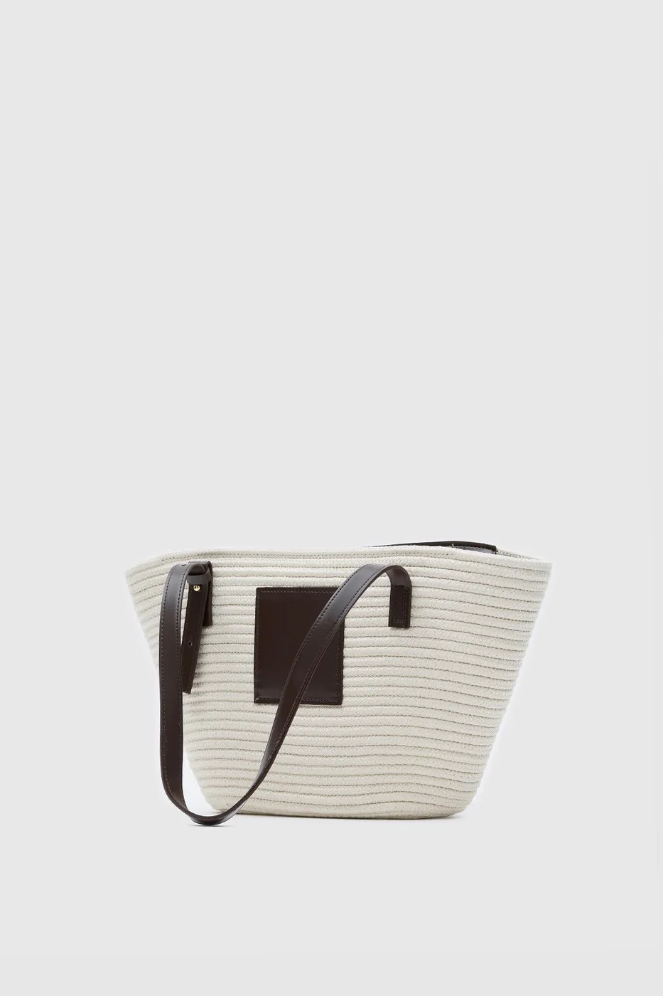 Straw shoulder bag for summer outings in cream