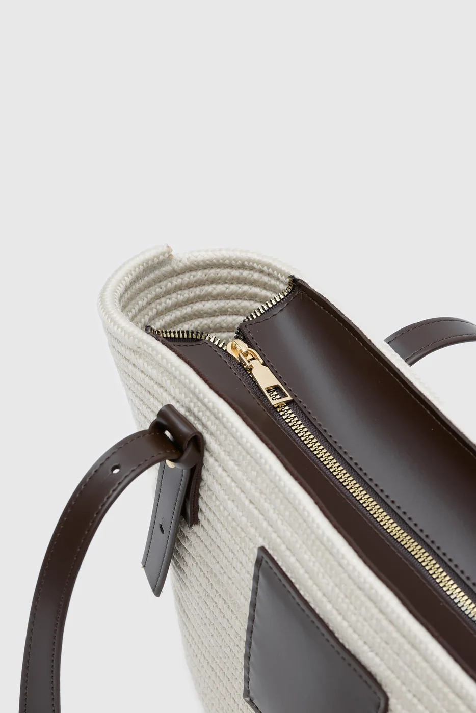 Straw shoulder bag for summer outings in cream
