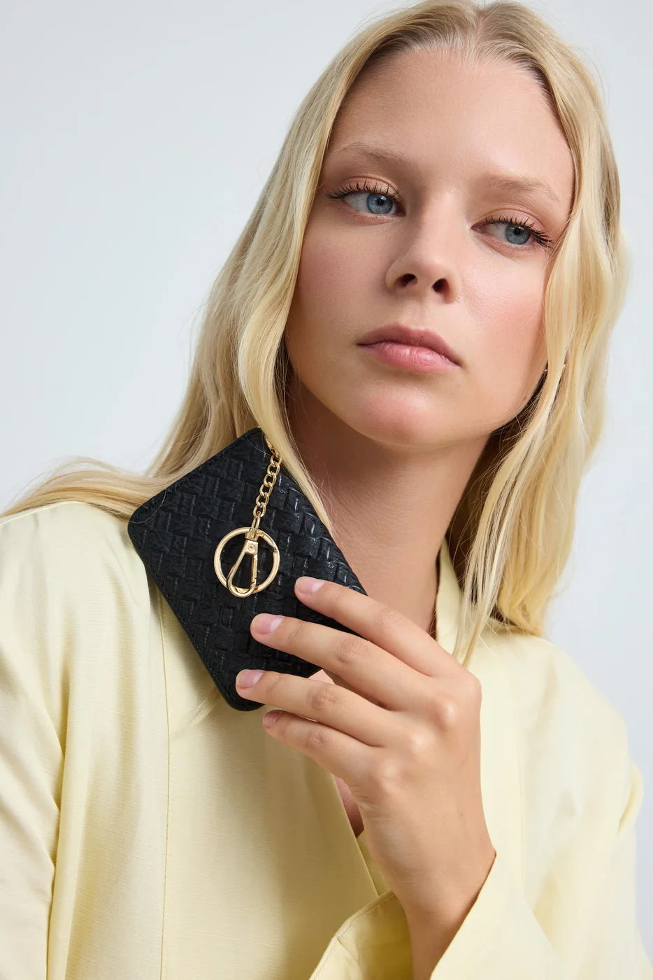woven faux leather card holder in black