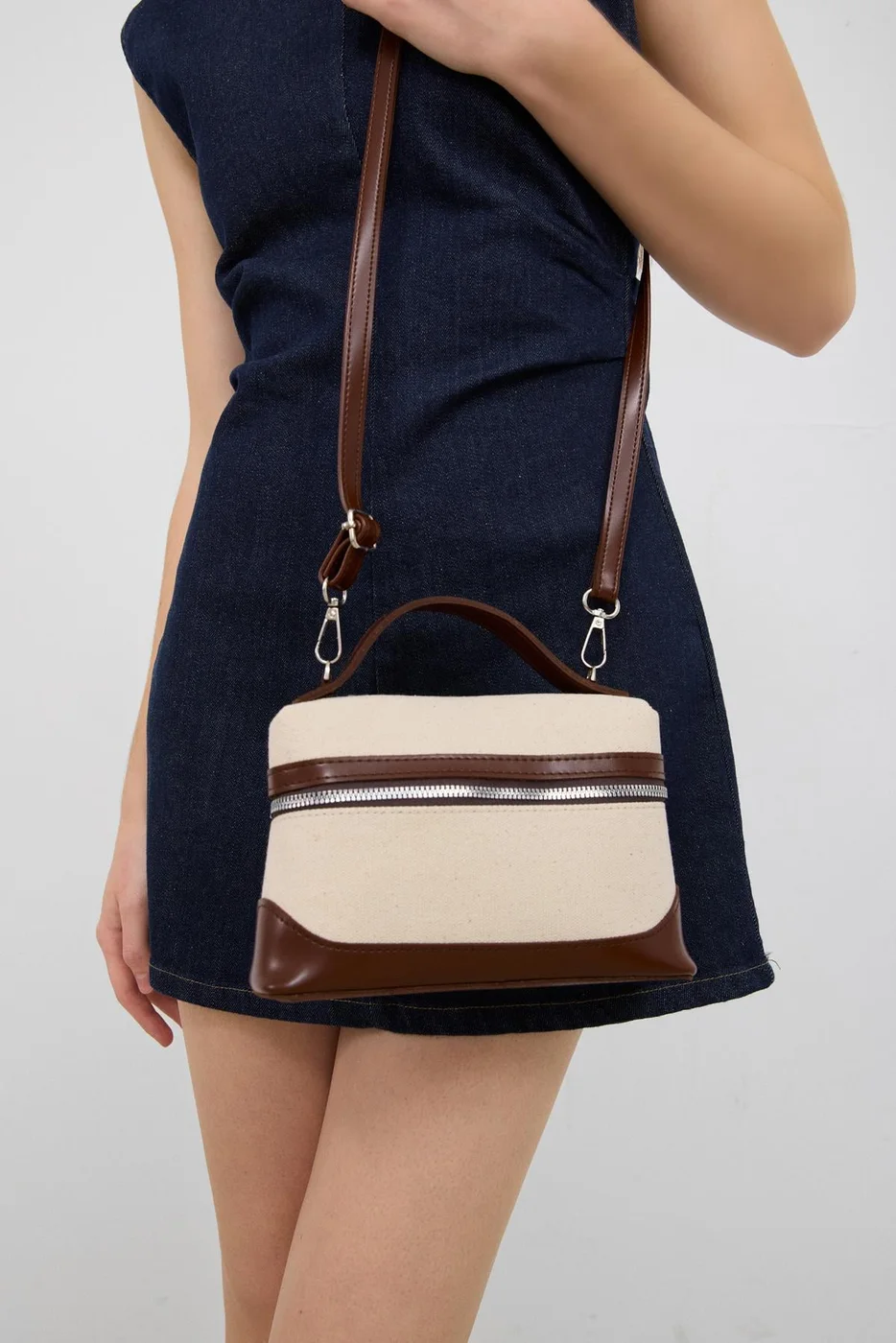 faux leather crossbody bag in cream-tan